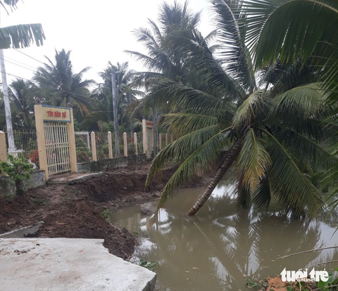 Tiền Giang xảy ra hai điểm sạt lở làm 100m đường đổ xuống sông - Ảnh 3. Sạt lở đã làm chia cắt đường giao thông nông thôn - Ảnh: H.T.