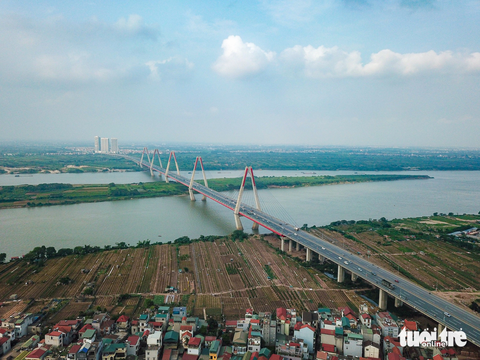 Biến trung tâm Hà Nội thành 'thành phố có rừng', được không? - Ảnh 3. Hà Nội sẽ biến dọc sông Hồng thành những khoảnh rừng đan xen khu dân cư? - Ảnh: NAM TRẦN