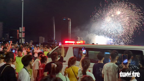 Dòng người xem pháo hoa nhường đường xe cứu thương qua cầu sông Hàn - Ảnh 2. Chiếc xe cứu thương lao nhanh qua dòng người đông đúc đang xem pháo hoa trên cầu sông Hàn đêm 8-7 - Ảnh: TẤN LỰC