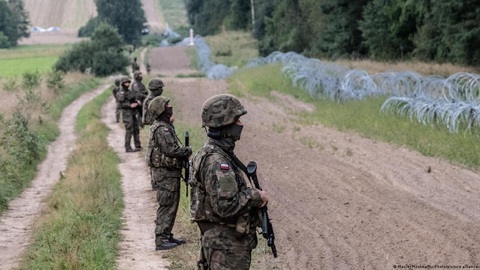 Ba Lan đưa quân tới sát biên giới với Belarus - Ảnh 1. Ba Lan đang tăng cường các biện pháp bảo vệ khu vực biên giới giáp với Belarus - Ảnh: DW
