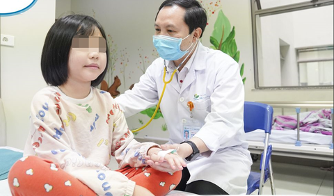 Chuyên gia hướng dẫn cách chăm sóc trẻ bị sốt tại nhà - Ảnh 1. Khi trẻ bị sốt, cha mẹ có thể chườm cho trẻ nhưng bác sĩ hướng dẫn không phải chườm mát như thói quen lâu nay - Ảnh minh họa