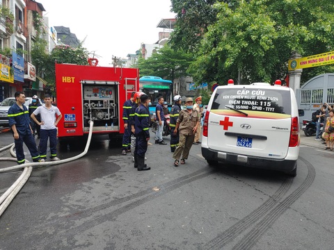 10h43, thêm một xe cứu thương rời khỏi căn nhà bị cháy. Lực lượng cảnh sát đang thu dọn thiết bị chữa cháy - Ảnh: CHÍ TUỆ 10h43, thêm một xe cứu thương rời khỏi căn nhà bị cháy. Lực lượng cảnh sát đang thu dọn thiết bị chữa cháy - Ảnh: CHÍ TUỆ