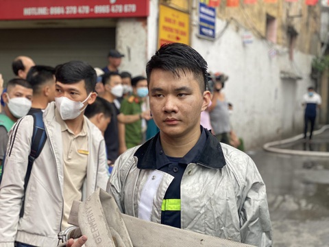 Cháy nhà dân ở Hà Nội, 3 người chết - Ảnh 8. 10h43, thêm một xe cứu thương rời khỏi căn nhà bị cháy. Lực lượng cảnh sát đang thu dọn thiết bị chữa cháy - Ảnh: CHÍ TUỆ