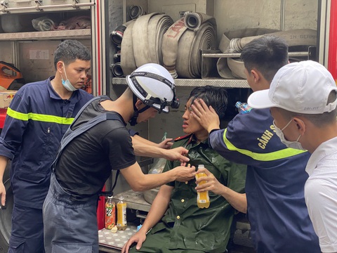 3 người chết trong vụ cháy nhà ở Hà Nội là cháu họ và hai con của chủ nhà - Ảnh 6. Một chiến sĩ cảnh sát kiệt sức khi chữa cháy và cứu hộ cứu nạn - Ảnh: C.TUỆ