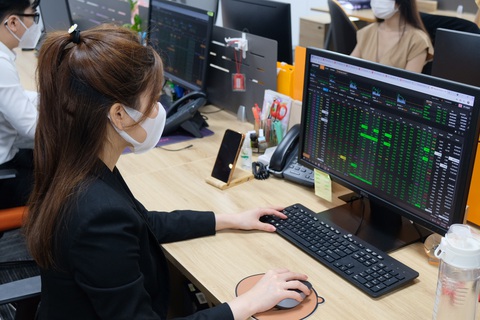 VN-Index tiếp tục tăng điểm, nhà đầu tư có nên ôm tiền chờ thời? - Ảnh 1. Cổ phiếu tăng giá mang lại quả ngọt cho nhiều nhà đầu tư, nhưng cũng không ít người tiếc "hùi hụi" - Ảnh: BÔNG MAI