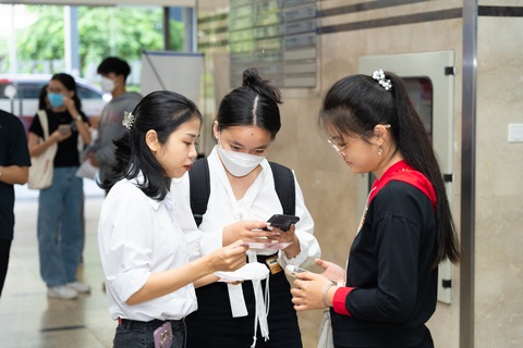4 trường đại học công bố điểm chuẩn, điểm sàn xét tuyển - Ảnh 1. Thí sinh tìm hiểu thông tin xét tuyển tại Trường đại học Hoa Sen - Ảnh: Ý NHUNG