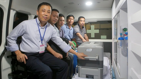 Bệnh nhân được ghép tim ở Huế hồi phục đáng kinh ngạc - Ảnh 3. Ê kíp nhận tim của Bệnh viện Trung ương Huế lên xe cấp cứu chạy từ sân bay Phú Bài về bệnh viện trong 12 phút - Ảnh: THƯỢNG HIỂN