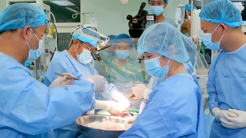 Bệnh nhân được ghép tim ở Huế hồi phục đáng kinh ngạc - Ảnh 4. Ngay sau khi đến bệnh viện, trái tim được đưa ngay vào phòng mổ để rửa bằng hóa chất và chuẩn bị ghép - Ảnh: THƯỢNG HIỂN