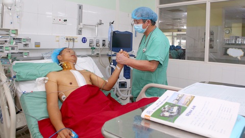 Bệnh nhân được ghép tim ở Huế hồi phục đáng kinh ngạc - Ảnh 1. Sau ghép tim một ngày, anh T.V.G. đã hồi phục kỳ diệu, tim đập tốt - Ảnh: THƯỢNG HIỂN