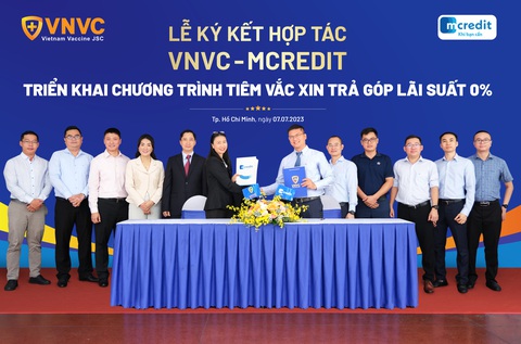 Tiêm chủng trước trả sau, giảm gánh lo chi phí cho nhiều gia đình - Ảnh 1. Lễ ký kết hợp tác VNVC - MCREDIT - Ảnh: Đ.H.