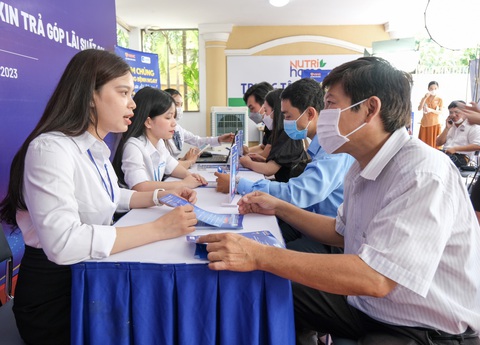 Nhân viên tư vấn Nhân viên tư vấn cho khách hàng - Ảnh: Đ.H.