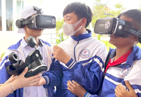Hướng tới năm tình nguyện, tập hợp rộng rãi thanh niên - Ảnh 1. Các bạn học sinh vùng sâu vùng xa lần đầu làm quen với công nghệ thực tế ảo - Ảnh: Q.NG.