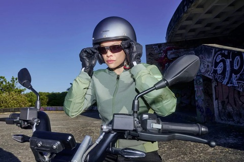 Kính râm thông minh BMW chính là màn hình HUD cho xe máy - Ảnh 3. Kính râm thông minh BMW chính là màn hình HUD cho xe máy - Ảnh 3.