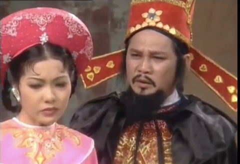 Nghệ sĩ Lê Vũ Cầu (vai Trần Thủ Độ) và Bảo Châu (vai Trần Thị Dung) - Ảnh chụp màn hình: LINH ĐOAN Nghệ sĩ Lê Vũ Cầu (vai Trần Thủ Độ) và Bảo Châu (vai Trần Thị Dung) - Ảnh chụp màn hình: LINH ĐOAN