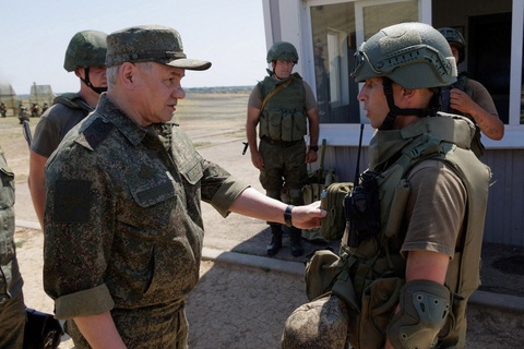 Tổng thống Ukraine thăm đảo Rắn, Nga tung video ông Shoigu thị sát quân đội - Ảnh 2. Bộ trưởng Nga Shoigu thị sát khu vực huấn luyện các binh sĩ trong bức ảnh công bố ngày 8-7 - Ảnh: REUTERS