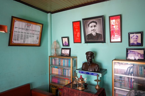 Một buổi sáng ghé thăm An Tất Viên - nơi an nghỉ của cụ Hồ Biểu Chánh - Ảnh 7. Bên trong phòng trưng bày di sản của cụ Hồ Biểu Chánh