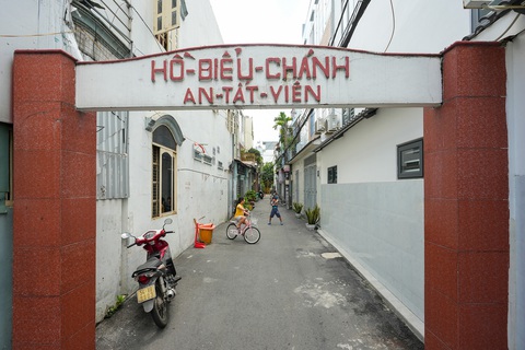Một buổi sáng ghé thăm An Tất Viên - nơi an nghỉ của cụ Hồ Biểu Chánh - Ảnh 1. Nơi an nghỉ, nhà trưng bày kỷ vật của nhà văn Hồ Biểu Chánh nằm cuối con hẻm ở quận Gò Vấp - Ảnh: HỮU HẠNH