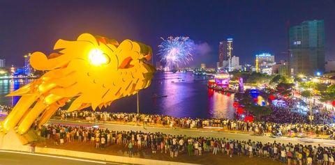 'Cháy vé' xem đêm chung kết, điều gì làm nên sức nóng của DIFF 2023? - Ảnh 3. Du khách xem pháo hoa chật kín cầu Rồng và khu vực bờ sông