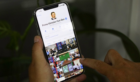 Kênh Telegram của ông Hun Sen 'hút' người theo dõi - Ảnh 1. Một người dân Campuchia cập nhật hoạt động của Thủ tướng Hun Sen trên kênh Telegram của ông - Ảnh chụp màn hình Khmer Times