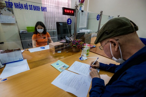 Người dân làm thủ tục liên quan đến quyền lợi bảo hiểm xã hội tại Bảo hiểm xã hội Hoàng Mai, Hà Nội - Ảnh: NAM TRẦN Người dân làm thủ tục liên quan đến quyền lợi bảo hiểm xã hội tại Bảo hiểm xã hội Hoàng Mai, Hà Nội - Ảnh: NAM TRẦN