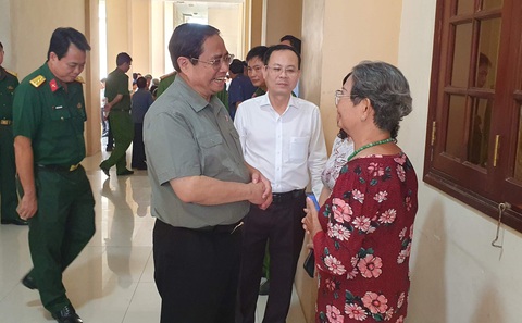 Thủ tướng Phạm Minh Chính: Ưu tiên đầu tư đường sắt TP.HCM - Cần Thơ - Ảnh 1. Thủ tướng Chính phủ Phạm Minh Chính trao đổi với cử tri thành phố Cần Thơ - ẢNH: LÊ DÂN