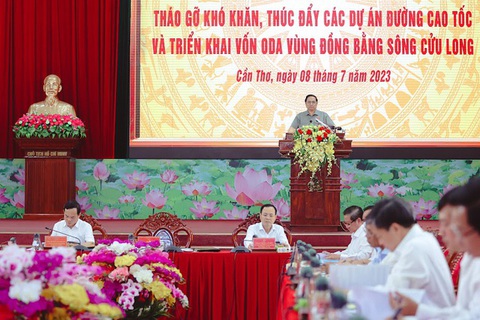 Thủ tướng làm việc với các tỉnh miền Tây về thúc đẩy dự án cao tốc và ODA - Ảnh 2. Thủ tướng đề nghị các đại biểu tham dự hội nghị phát biểu ý kiến, hiến kế tháo gỡ các vướng mắc, thúc đẩy dự án cao tốc và các dự án ODA trên địa bàn Đồng bằng sông Cửu Long - Ảnh: VGP