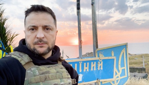 Tổng thống Ukraine thăm đảo Rắn, Nga tung video ông Shoigu thị sát quân đội - Ảnh 1. Ông Zelensky đặt hoa tưởng niệm trên đảo Rắn và gửi thông điệp đến binh sĩ, người dân Ukraine - Ảnh chụp từ clip