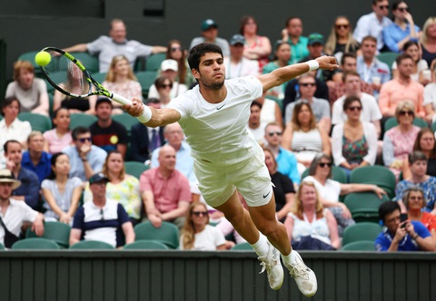 Alcaraz, Medvedev dễ dàng đi tiếp ở Wimbledon 2023 - Ảnh 1. Nối gót Djokovic, Carlos Alcaraz giành quyền góp mặt ở vòng 4 Wimbledon 2023 - Ảnh: REUTERS