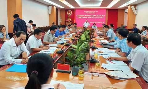 Đề nghị thi hành án phúc thẩm bị “ngâm” trái Hiến pháp ở Khánh Hòa - Ảnh 1. Lãnh đạo Đoàn đại biểu Quốc hội tỉnh Khánh Hòa thực hiện giám sát, tiếp công dân bị lấy đất thừa kế 123 năm, thắng kiện nhưng không được thi hành án hành chính phúc thẩm đúng Hiến pháp, pháp luật - Ảnh: PHAN SÔNG NGÂN