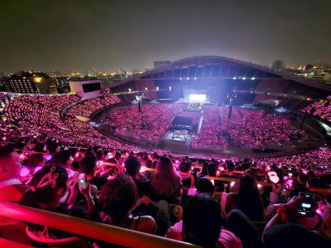 Sau cuộc đua 'gựt' vé, tới lượt lightstick BlackPink sốt hàng - Ảnh 2. Lightstick - "cây gậy ánh sáng" mang màu sắc đặc trưng riêng của từng fandom, từ lâu đã trở thành một nét văn hóa không thể thiếu trong các concert K-pop. Những buổi biểu diễn càng nhiều gậy ánh sáng sẽ trở thành "đại dương ánh sáng" rực rỡ và hoành tráng từ người hâm mộ, như một hình thức cổ vũ thần tượng - Ảnh: Facebook