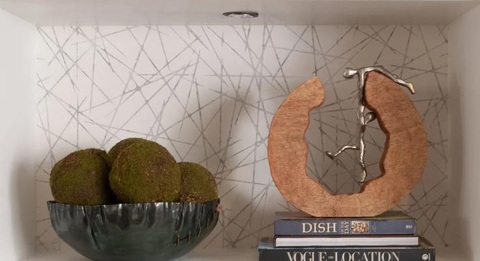 Những ý tưởng thiết kế lại phòng khách được các nhà thiết kế "tin dùng" - Ảnh 7. Hình nền đồ họa sinh động cũng có thể làm nổi bật giá sách - Ảnh: SCOTT JOHNSON