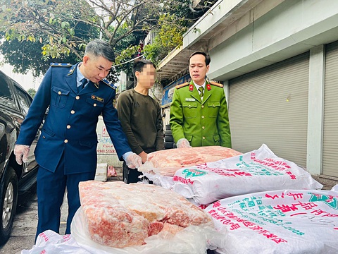 Quản lý an toàn thực phẩm: Nơi ban, nơi chi cục - bao giờ thống nhất? - Ảnh 1. Công an môi trường và đội quản lý thị trường TP Hà Nội kiểm tra an toàn thực phẩm trên địa bàn thành phố - Ảnh: LINH HÂN
