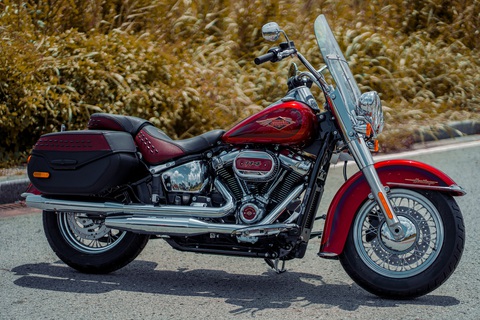 Chi tiết Harley-Davidson Heritage Classic 114 Anniversary giá 1,05 tỉ đồng tại Việt Nam - Ảnh 3. Tương tự các mẫu xe khác trong bộ sưu tập, Heritage Classic 114 Anniversary được phối màu sơn đặc biệt, lấy cảm hứng từ những mẫu xe Harley-Davidson thời kỳ đầu. Phối màu này gồm lớp sơn đỏ Heirloom Red kết hợp với những mảng màu Midnight Crimson đỏ đậm có thể thay đổi sắc độ theo góc nhìn. Cùng với đó là các chi tiết màu vàng kim loại.