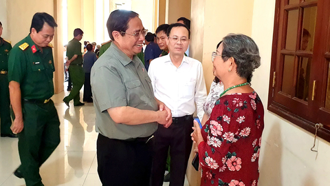 Thúc đẩy các dự án ODA tại ĐBSCL - Ảnh 1. Thủ tướng Chính phủ Phạm Minh Chính trao đổi với cử tri TP Cần Thơ ngày 8-7 - Ảnh: LÊ DÂN