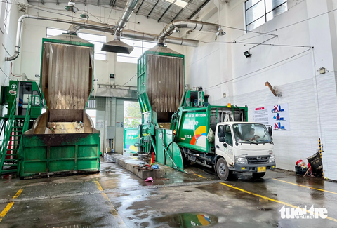Trạm ép rác khép kín tại quận 12, TP.HCM - Ảnh: CHÂU TUẤN Trạm ép rác khép kín tại quận 12, TP.HCM - Ảnh: CHÂU TUẤN