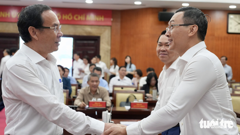 Thực hiện nghị quyết đột phá TP.HCM: Tổ chức chỉ đạo ba lớp vào 'chiến dịch' - Ảnh 1. Bí thư Thành ủy TP.HCM Nguyễn Văn Nên (trái) gặp gỡ đại biểu tham dự hội nghị - Ảnh HỮU HẠNH