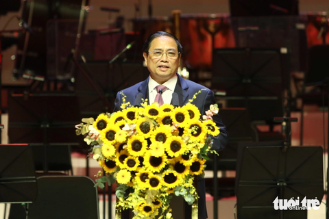 Thủ tướng Phạm Minh Chính đánh giá cao sự hòa quyện giữa tính truyền thống và hiện đại, lại nhân văn trong thiết kế của Nhà hát Hồ Gươm - Ảnh: DANH KHANG Thủ tướng Phạm Minh Chính đánh giá cao sự hòa quyện giữa tính truyền thống và hiện đại, lại nhân văn trong thiết kế của Nhà hát Hồ Gươm - Ảnh: DANH KHANG