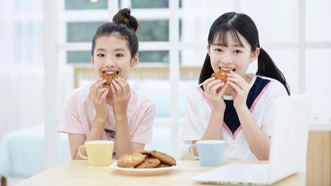 Bác sĩ giới thiệu 'đơn thuốc thể dục' giúp con phát triển chiều cao - Ảnh 1. Dinh dưỡng và thể thao là 2 yếu tố quan trọng giúp tăng trưởng chiều cao, bên cạnh các yếu tố di truyền, giấc ngủ...