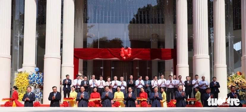 Thủ tướng Phạm Minh Chính cắt băng khánh thành nhà hát Hồ Gươm - Ảnh 1. Thủ tướng Phạm Minh Chính cùng các lãnh đạo cắt băng khánh thành Nhà hát Hồ Gươm - DANH KHANG
