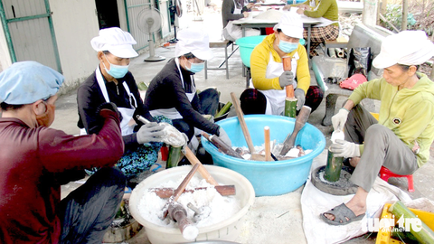 Thắm Sahu - từ bán dạo đến xuất khẩu muối Sa Huỳnh - Ảnh 3. Công nhân tinh chế thủ công muối hầm trong các ống tre