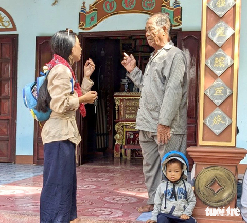 Thắm Sahu - từ bán dạo đến xuất khẩu muối Sa Huỳnh - Ảnh 4. Những tháng ngày Thắm bôn ba khắp nơi vừa giới thiệu muối vừa thuyết phục người dân kết hợp làm du lịch