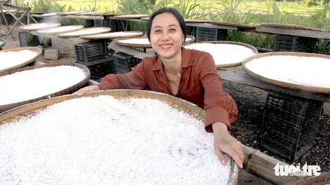 Thắm Sahu - từ bán dạo đến xuất khẩu muối Sa Huỳnh - Ảnh 8. Thắm bên những nong muối Sa Huỳnh tinh khiết