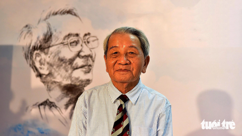 Dòng sông trong thơ của Hoài Vũ - Ảnh 1. Nhà thơ Hoài Vũ trong buổi giới thiệu tập thơ Thì thầm với dòng sông - Ảnh: T.T.D.
