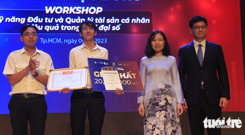 Thi đầu tư chứng khoán: nhóm sinh viên sau 1 tháng lãi ròng 40% - Ảnh 1. Sinh viên Phạm Đức Khiêm (Trường đại học Nguyễn Tất Thành) xuất sắc giành giải nhất cuộc thi chứng khoán với phần thưởng 20 triệu đồng - Ảnh: CÔNG TRIỆU