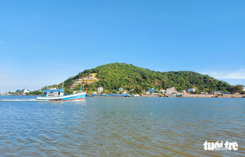 Kiên Lương - TP Hà Tiên và U Minh Thượng ít khách đến chơi vì sản phẩm du lịch chưa đa dạng - Ảnh 1. Đầm Đông Hồ ở TP Hà Tiên nổi tiếng nhưng việc khai thác và đưa khách du lịch đến tham quan còn chưa xứng tầm - Ảnh: CHÍ CÔNG