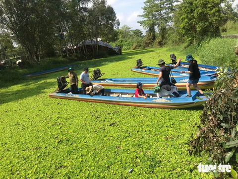 Kiên Lương - TP Hà Tiên và U Minh Thượng ít khách đến chơi vì sản phẩm du lịch chưa đa dạng - Ảnh 3. Khách du lịch ngồi vỏ lãi tham quan Vườn quốc gia U Minh Thượng - Ảnh: T.TIÊN