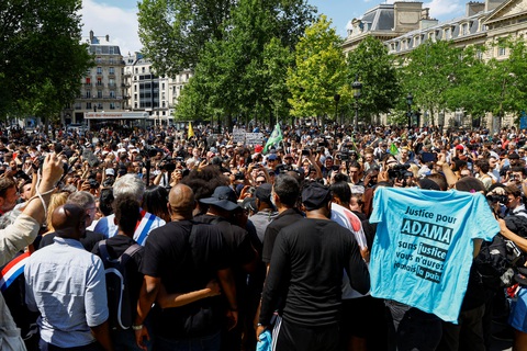 Người dân Paris tuần hành tưởng nhớ Adama Traore, một người Pháp da màu 24 tuổi đã chết do cảnh sát vào năm 2016. Trong khi đó, các cuộc biểu tình chống bất bình đẳng sau cái chết của thiếu niên 17 tuổi Nahel vẫn chưa dừng lại - Ảnh: REUTERS Người dân Paris tuần hành tưởng nhớ Adama Traore, một người Pháp da màu 24 tuổi đã chết do cảnh sát vào năm 2016. Trong khi đó, các cuộc biểu tình chống bất bình đẳng sau cái chết của thiếu niên 17 tuổi Nahel vẫn chưa dừng lại - Ảnh: REUTERS