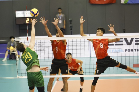 Bóng chuyền nam Việt Nam ra quân thất bại ở AVC Challenge Cup 2023 - Ảnh 1. Tuyển bóng chuyền nam Việt Nam (áo đỏ) tỏ ra lép vế trước đội tuyển Úc - Ảnh: AVC