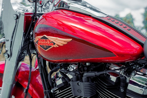 Chi tiết Harley-Davidson Heritage Classic 114 Anniversary giá 1,05 tỉ đồng tại Việt Nam - Ảnh 4. Trên bình xăng có huy hiệu 120 năm hình chim đại bàng theo phong cách Art Deco.