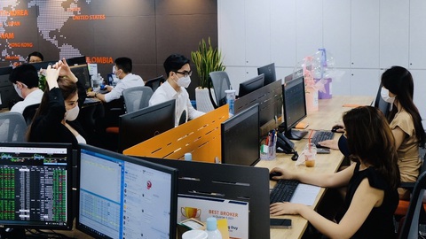 Người dân lại ồ ạt mở tài khoản chứng khoán - Ảnh 1. Chứng khoán đang thu hút nhiều người mở tài khoản đầu tư mới vì có tiềm năng tăng trưởng tốt từ đầu năm và dự báo trong các tháng tiếp theo - Ảnh: B.MAI